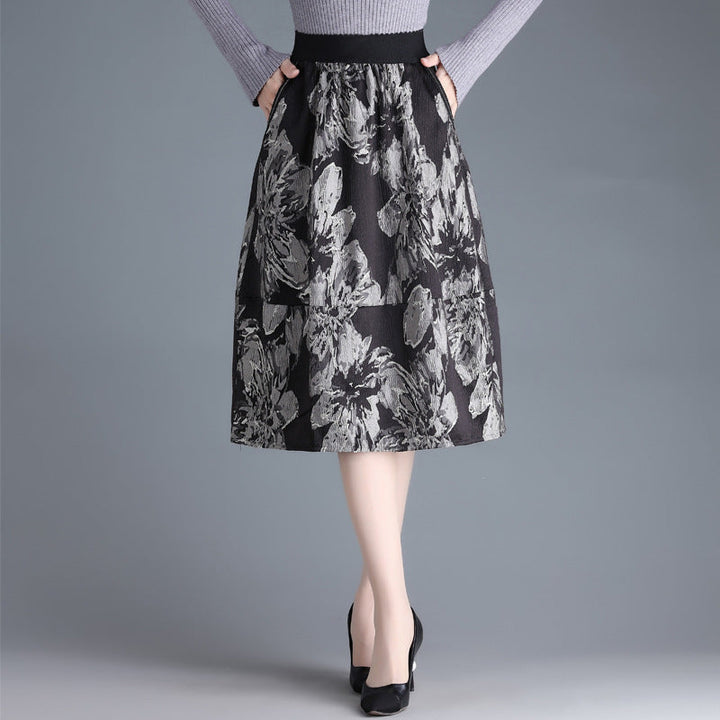Gonna a trapezio midi nera, stile casual ed elegante. Ideale per un look versatile in primavera.