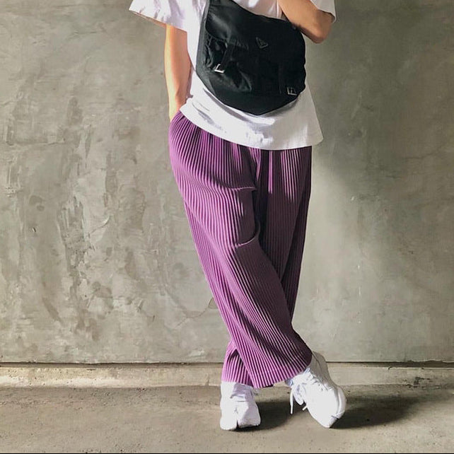 Pantaloni uomo casual a gamba larga dritta, un capo moda versatile per look streetwear moderni e comodi.