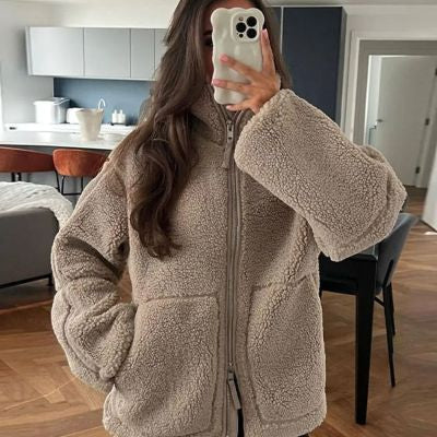 Giacca in pile da donna con colletto a punta. Capospalla casual moderno per comfort e stile urbano.