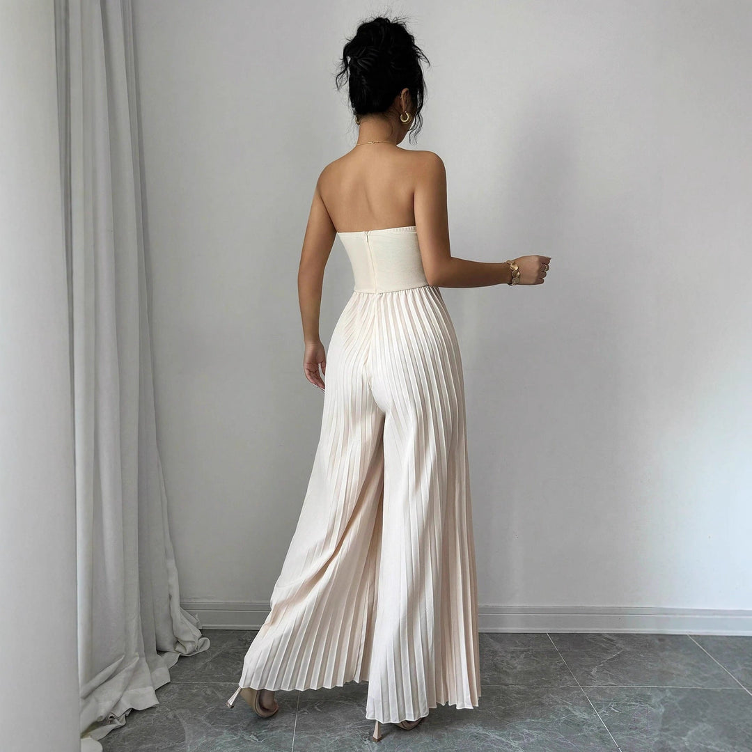 Jumpsuit donna bianca latte, stile senza spalline con vita stretta e gamba larga. Perfetta per la moda estiva.