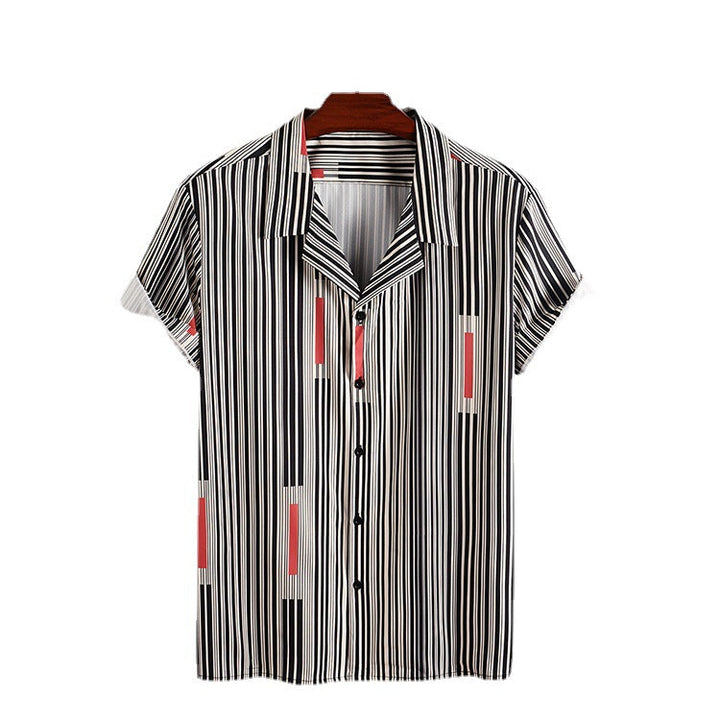 Camicia uomo a righe nera slim fit con maniche corte e collo revers, perfetta per un look estivo casual e alla moda.