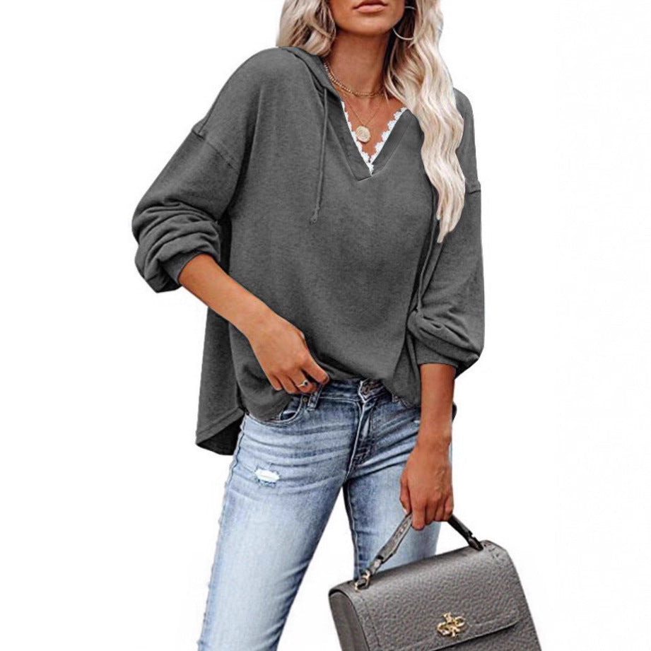 Felpa donna versatile con cappuccio, scollo a V elegante e dettagli pizzo sulle maniche lunghe.