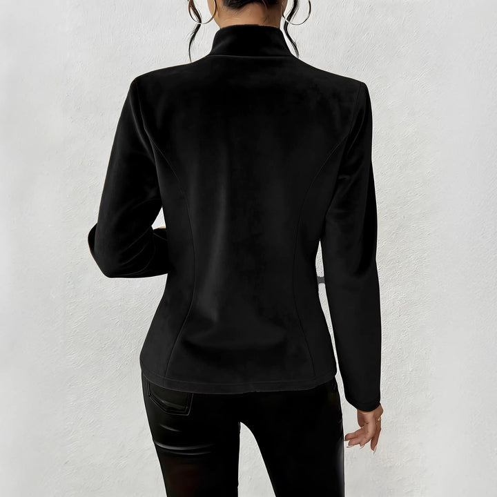 Capospalla blazer donna di tendenza, con scollo a V e design a tre bottoni. Look femminile elegante e moderno.