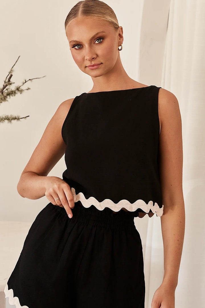 Set donna estivo tinta unita: top smanicato e shorts. Versatile, casual e fresco per ogni occasione d'estate.