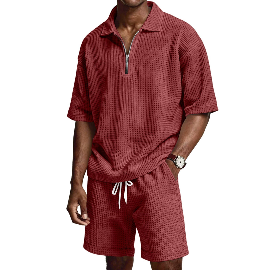 Completo uomo estivo due pezzi, trend moda con polo zip e pantaloncini. Set casual e confortevole.