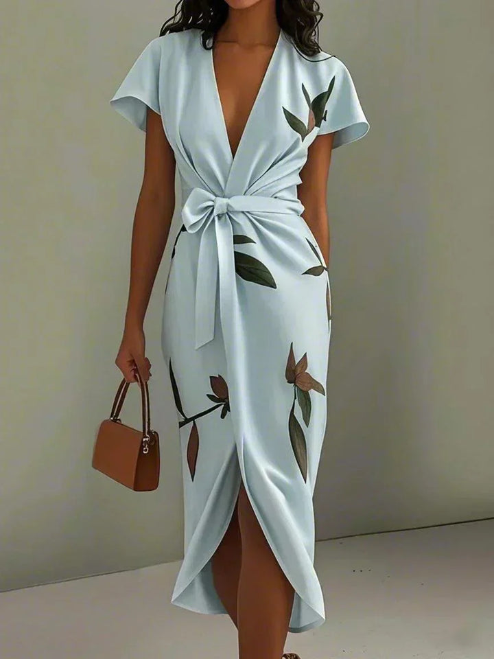 Elegante abito midi estivo da donna con stampa floreale, design incrociato e maniche corte a volant.