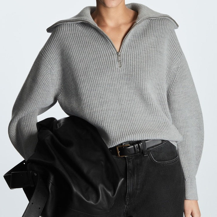 Maglione donna in maglia a righe con mezza zip, un capo essenziale per la moda autunnale.