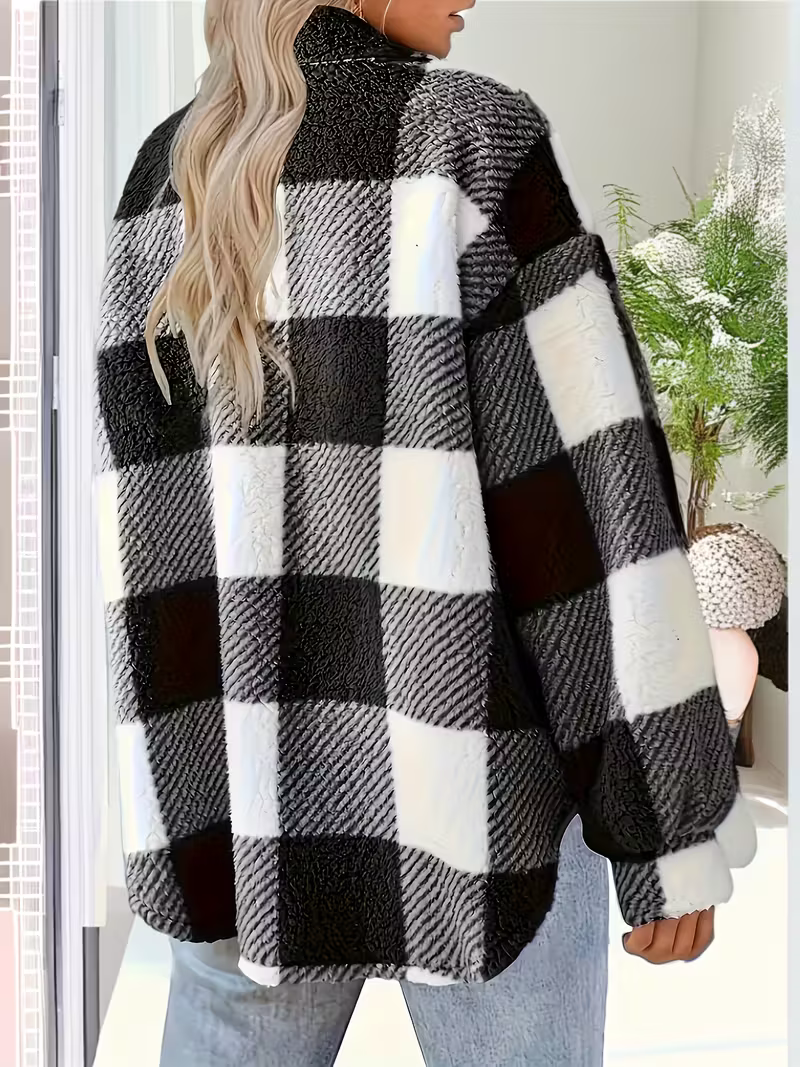 Giacca donna con bottoni e fantasia a quadri, stile autunnale elegante e versatile.