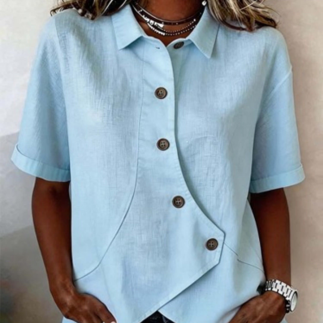 Camicetta donna tinta unita con bottoni asimmetrici e maniche corte. Look estivo casual.