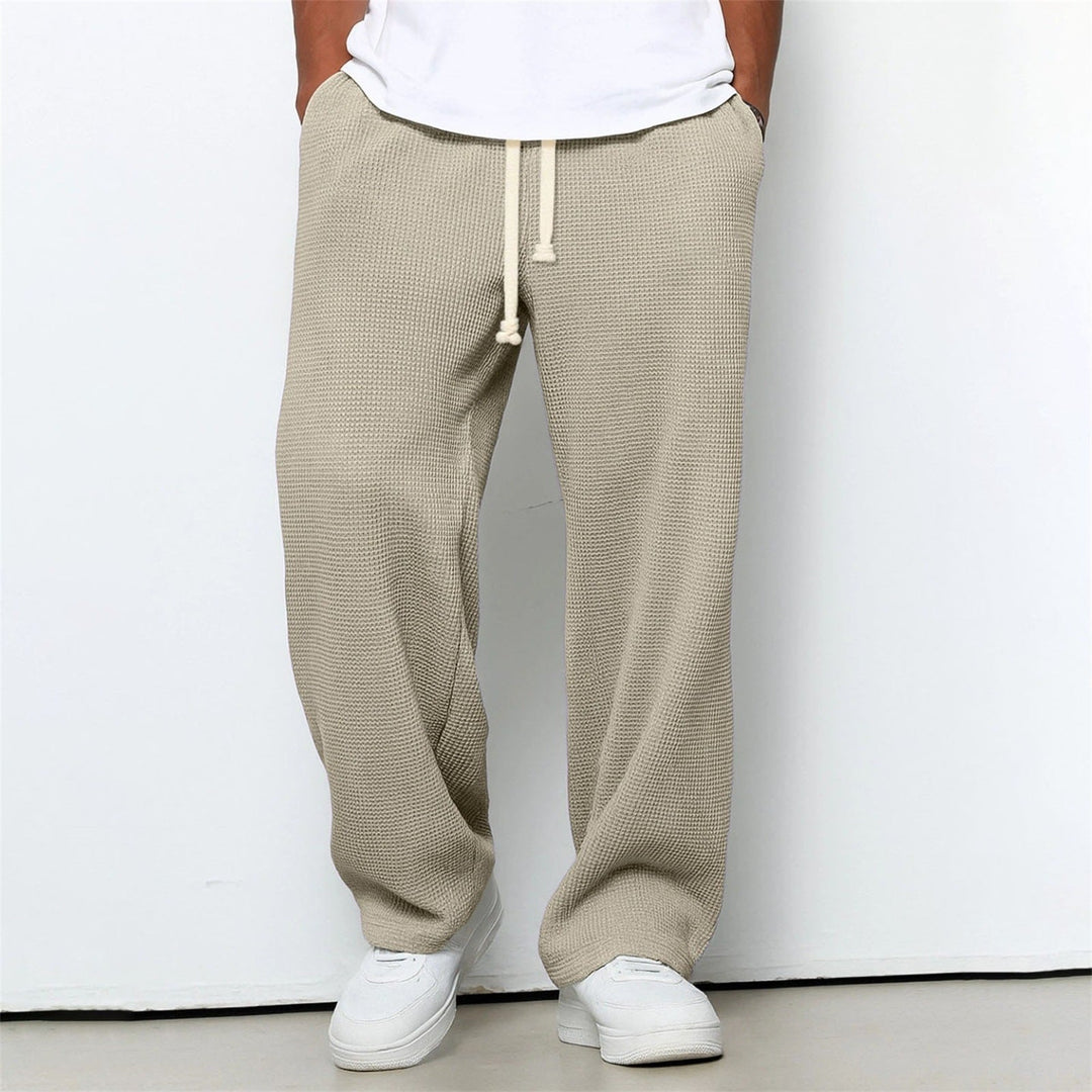 Pantalone uomo athleisure, vestibilità ampia e comoda. Perfetto per relax, viaggio e stile moderno.