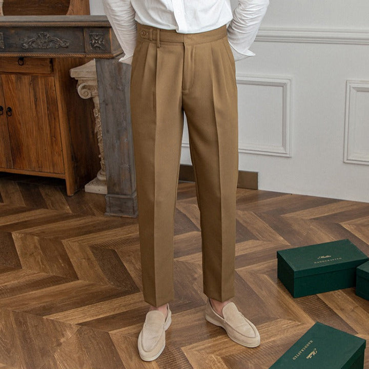 Pantalone uomo formale dritto, vita media, ideale per business, look casual chic e moda uomo.