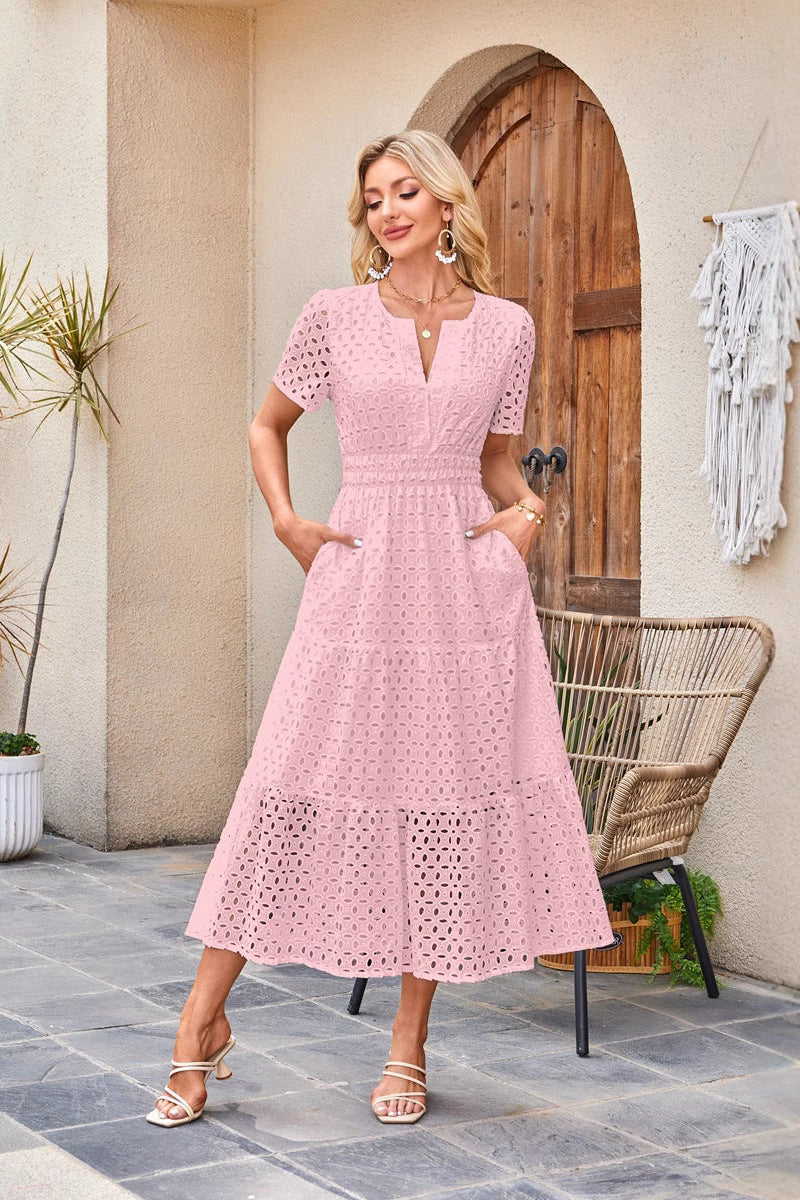 Dettaglio ravvicinato dell'abito maxi estivo, mostrando gli intagli sul corpetto e lo scollo a V. Moda donna.