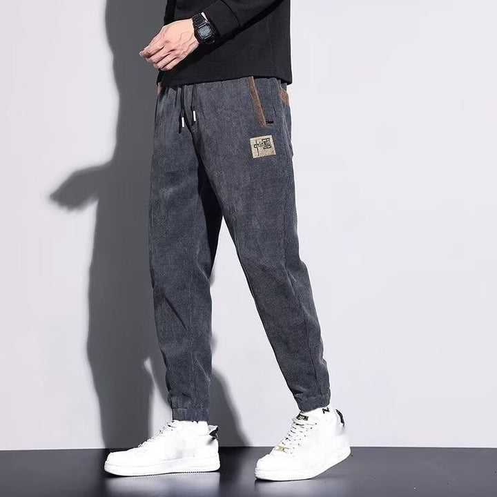 Pantaloni uomo casual a vita media, stile velluto a coste, gamba dritta e vestibilità ampia per un'eleganza streetwear.