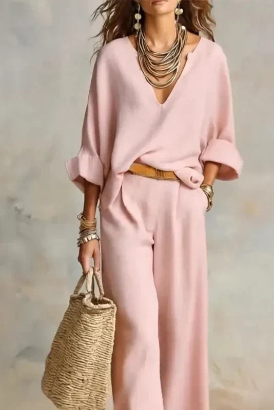 Completo donna estivo fluido con pantaloni larghi e scollo a V, perfetto per un look elegante o casual.