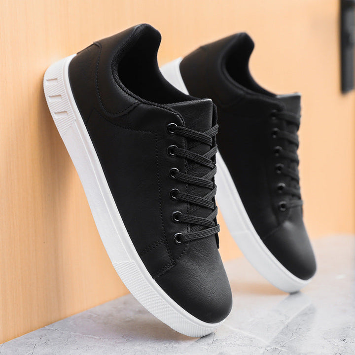 Sneakers uomo casual comode, con lacci, ideali per la moda uomo e l'uso quotidiano in ogni stagione.