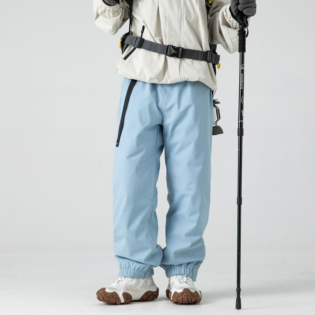 Pantaloni snowboard uomo isolati con bretelle, impermeabili per comfort ottimale su neve e attività outdoor.