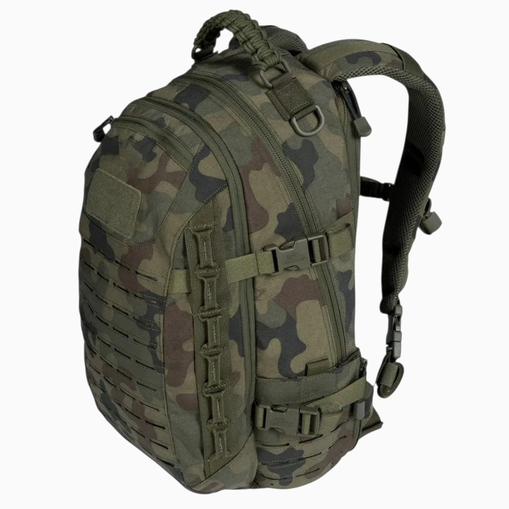 Zaino tattico compatto con sistema MOLLE frontale, ideale per organizzazione outdoor e viaggio.