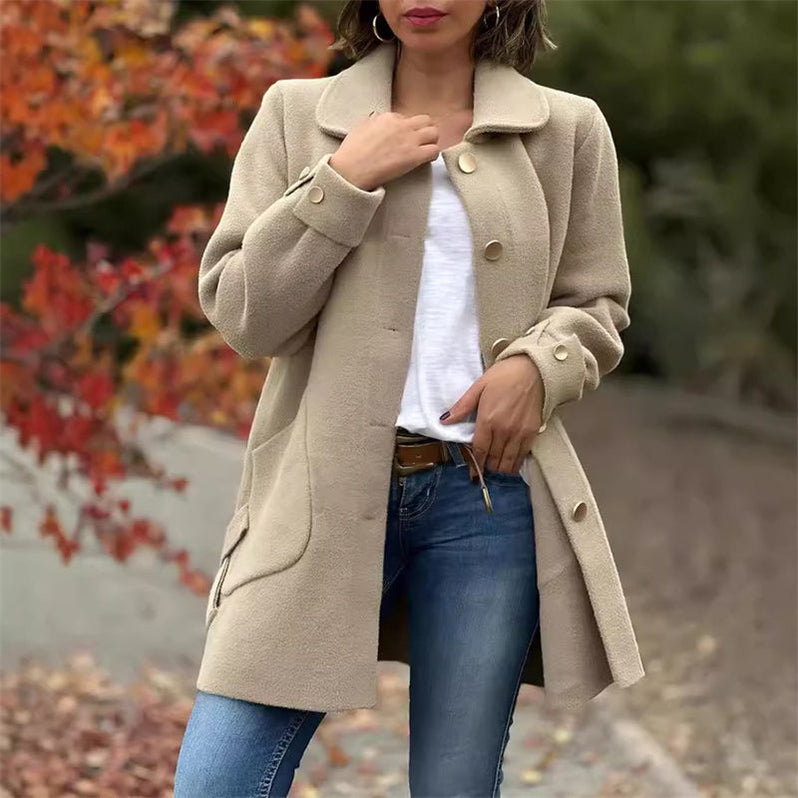 Elegante cappotto invernale lungo da donna con revers classico, perfetto per un look raffinato in inverno.