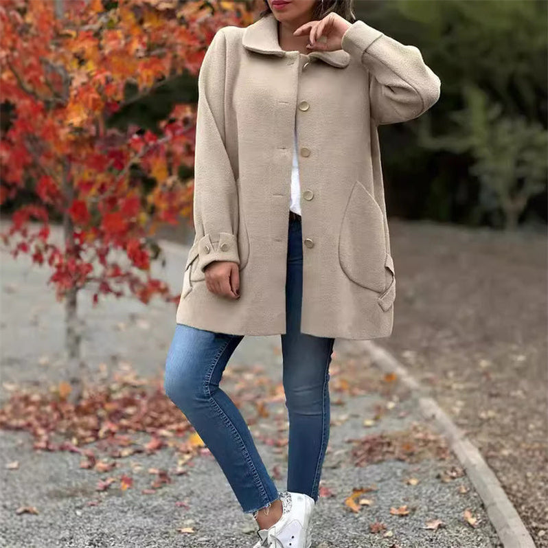 Cappotto lungo invernale da donna, stile classico ed elegante in beige, nero o caffè per la moda invernale.