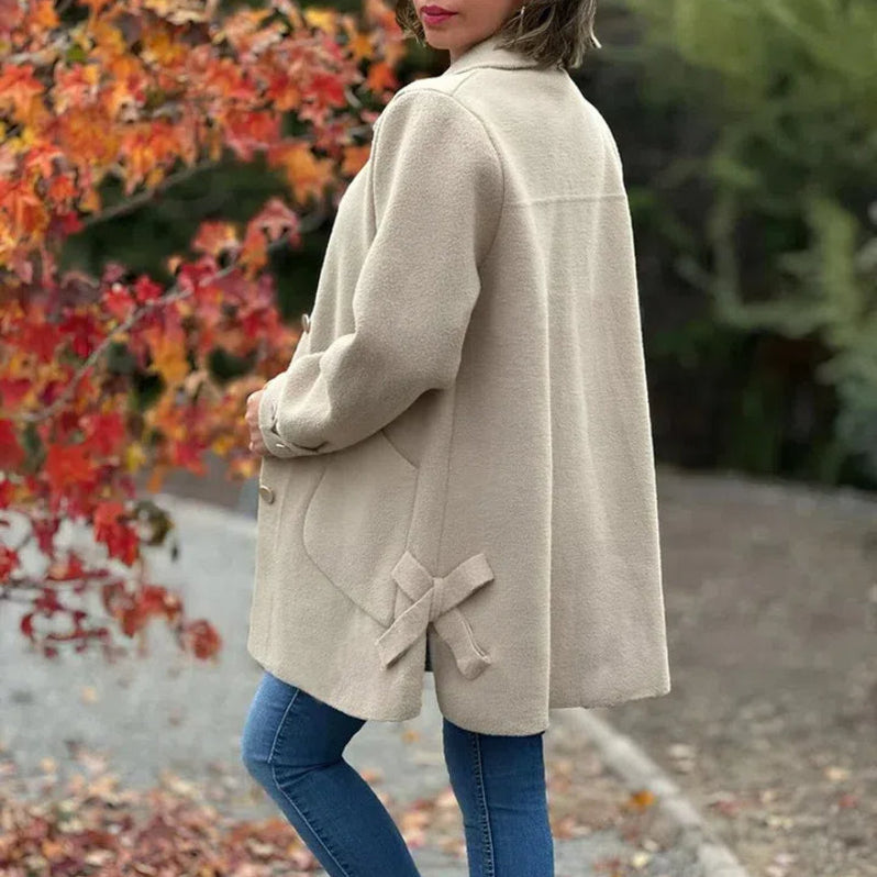 Caldo e versatile cappotto invernale lungo da donna, ideale per l'inverno. Stile classico e raffinato.