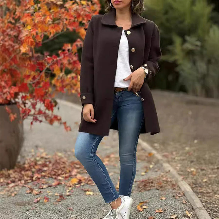 Raffinato cappotto lungo da donna per l'inverno, stile classico ed elegante. Perfetto outerwear invernale.