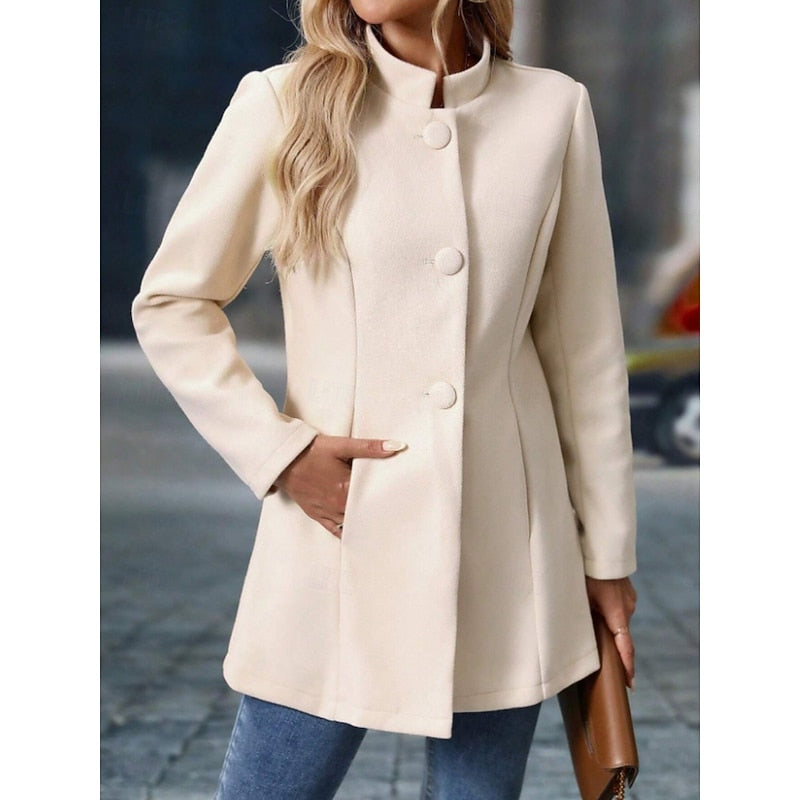 Cappotto da donna sfiancato in tessuto di qualità, con collo alto per un look sofisticato.