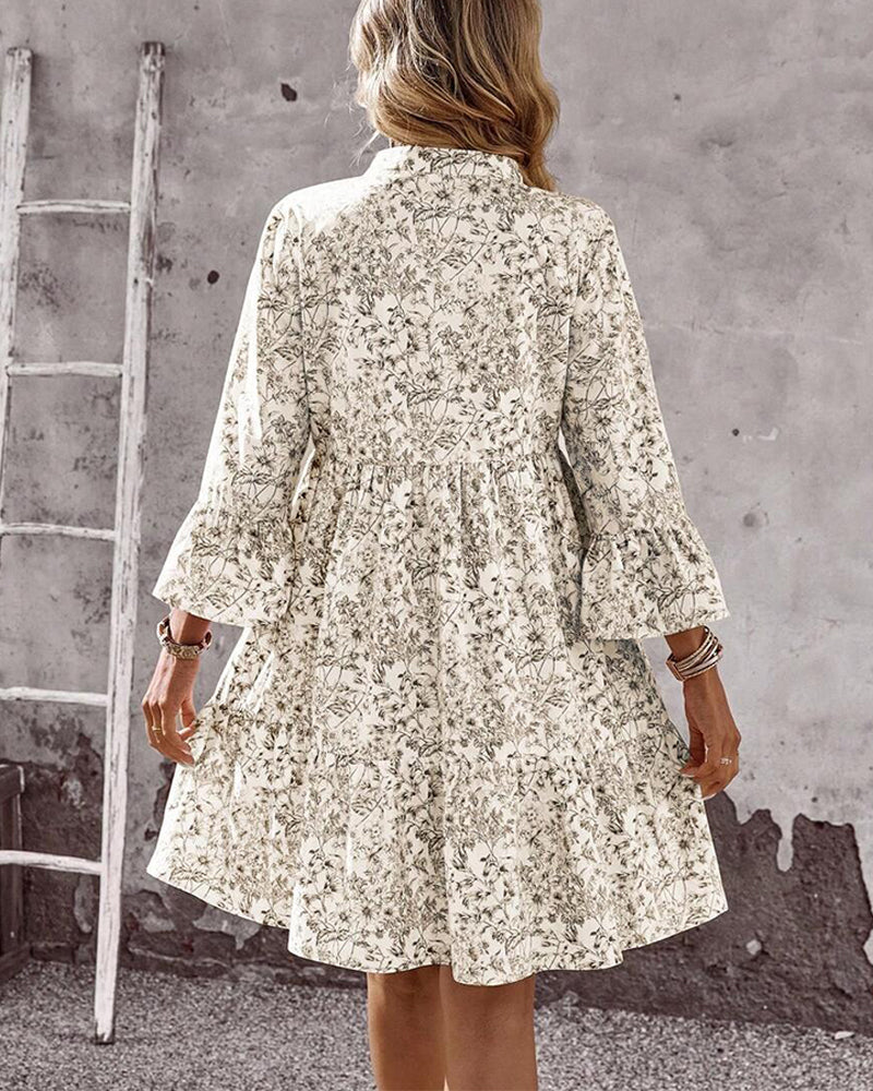 Abito donna a linea floreale beige, con maniche a volant vaporose e collo alto. Vestito midi primaverile moda.