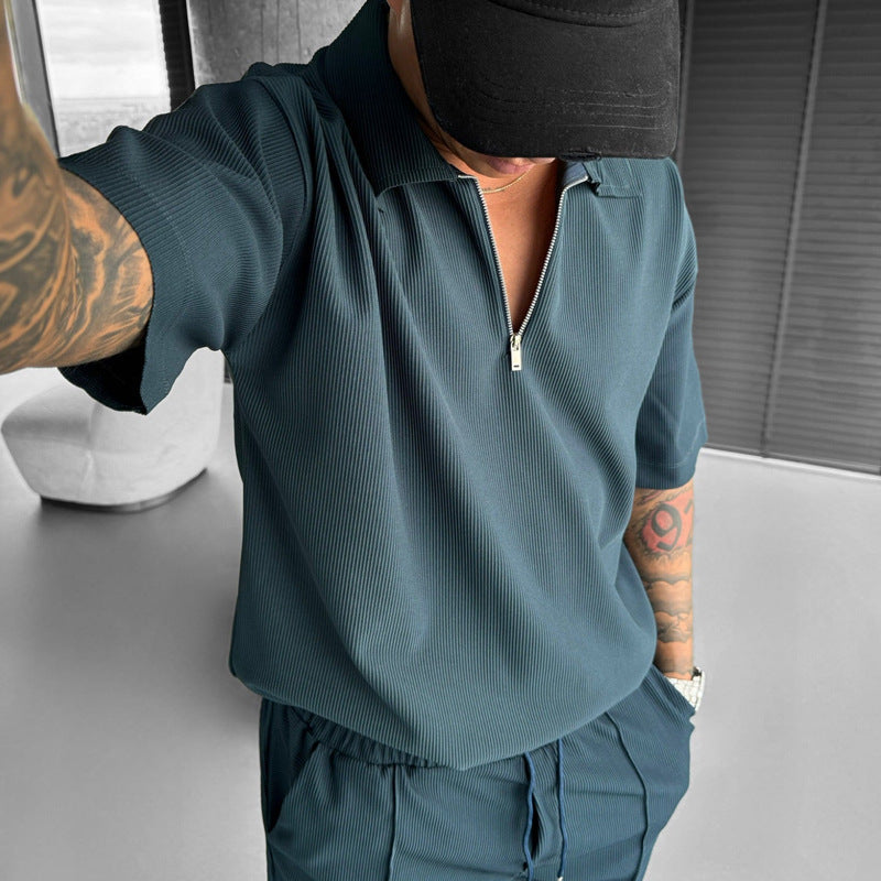 Completo uomo casual versatile: polo con zip e pantaloncini, perfetto per sport e relax estivo.