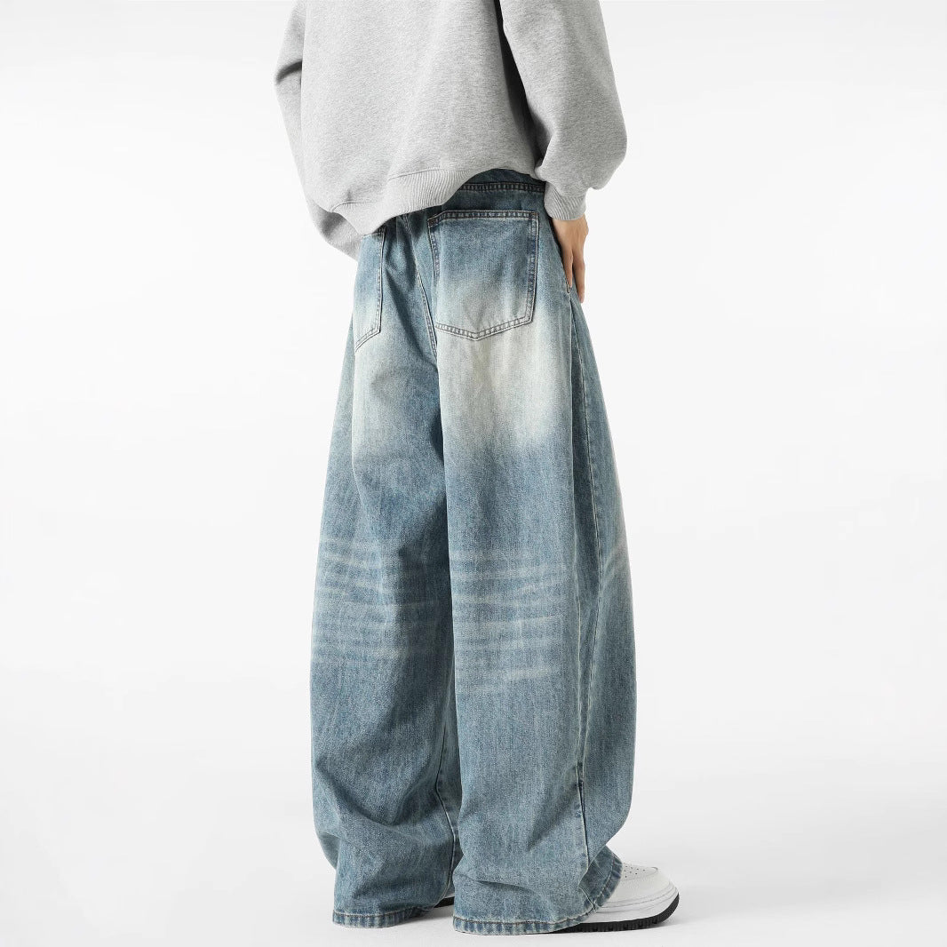 Jeans larghi azzurri da uomo per un outfit quotidiano all'insegna del comfort e dello stile rilassato.