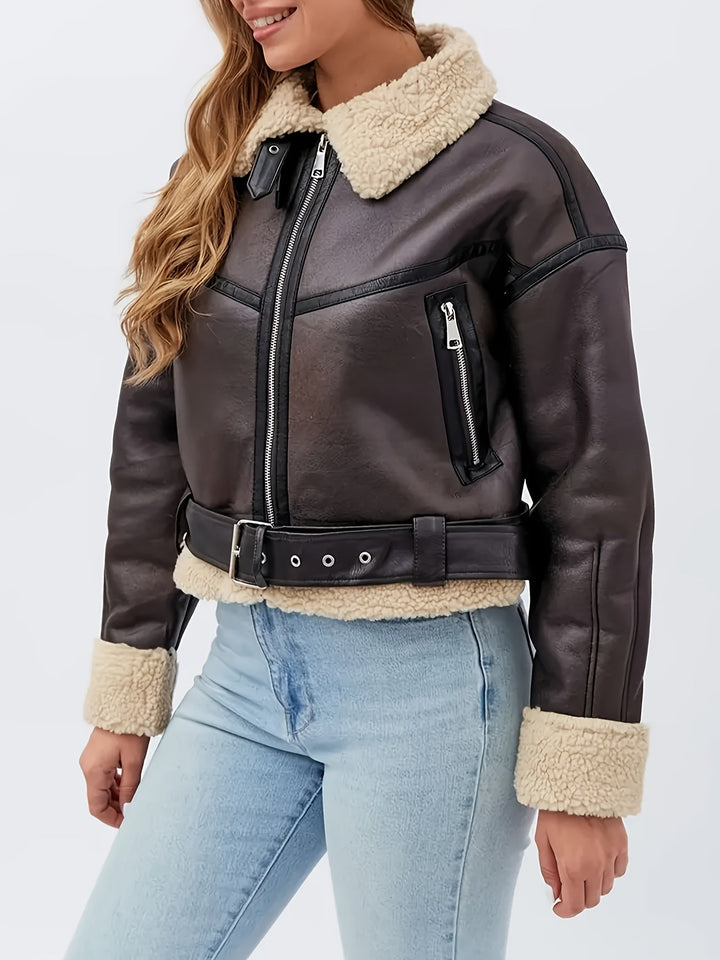 Giacca biker donna marrone, calda e chic, con cintura, capo spalla invernale per un tocco di stile rock.