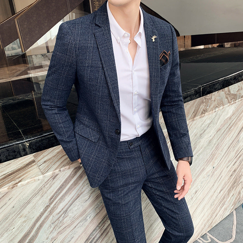 Completo due pezzi a quadri per uomo, design slim fit. Abbigliamento formale ed elegante, perfetto per moda business.
