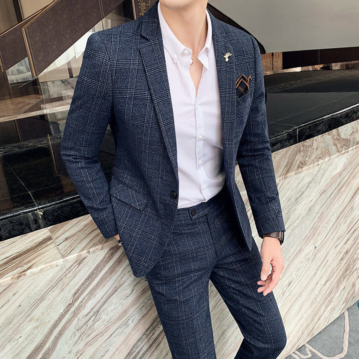 Completo due pezzi a quadri per uomo, design slim fit. Abbigliamento formale ed elegante, perfetto per moda business.