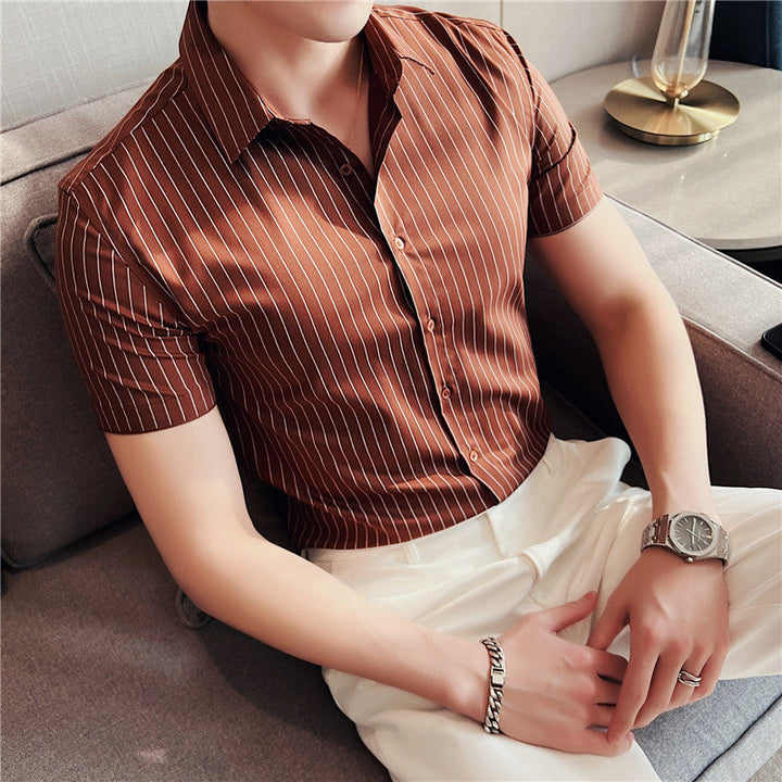 Dettaglio: camicia uomo estiva a righe, tessuto leggero, maniche corte, per massima traspirabilità.