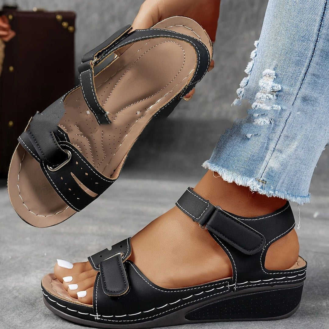 Eleganti sandali donna con suola alta, design moderno e chiusura in velcro per vacanze casual.