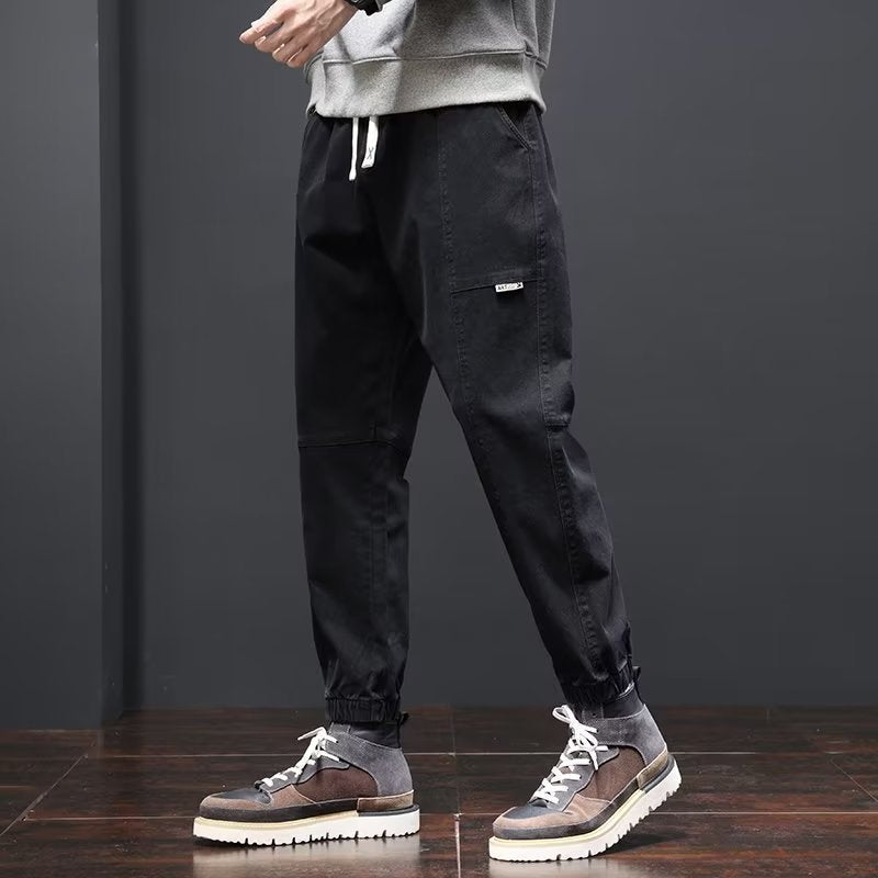Pantaloni uomo cropped neri con gamba affusolata per un look casual moderno e confortevole.