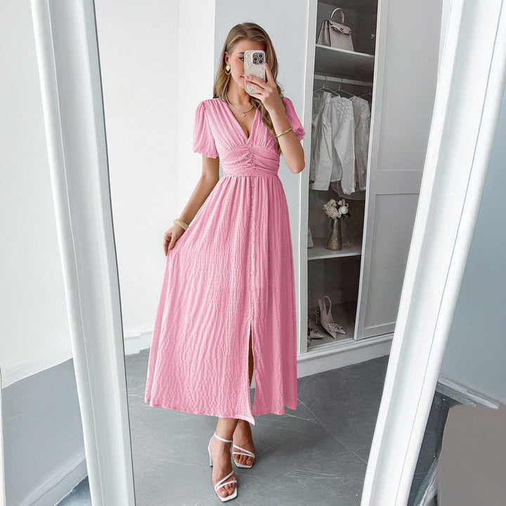 Vestito lungo donna elegante e fluido, perfetto per l'estate. Scollo a V e dettagli pieghettati alla moda.