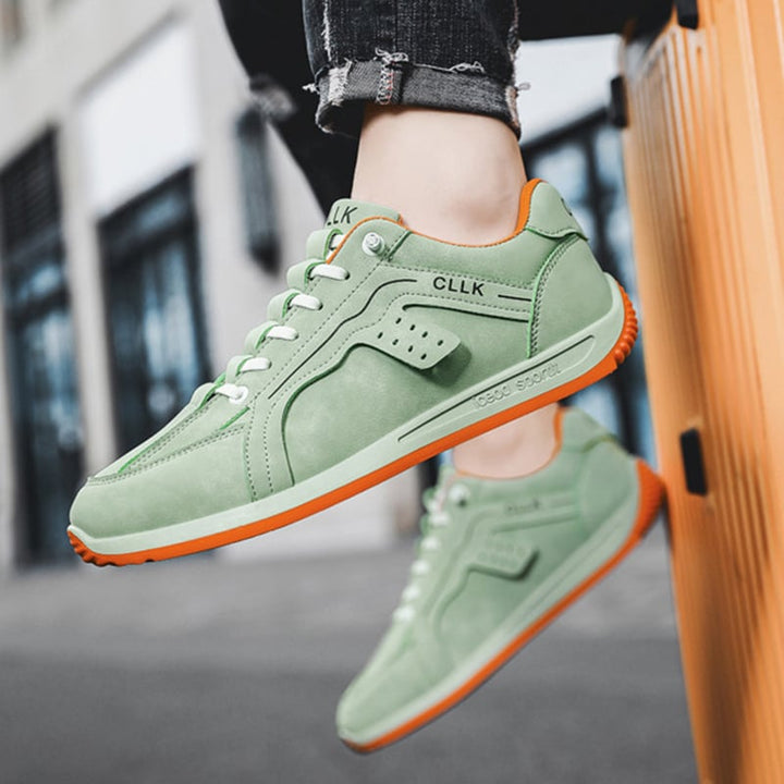 Sneakers uomo casual e basse, perfette per il tempo libero, con lacci e suola piatta.