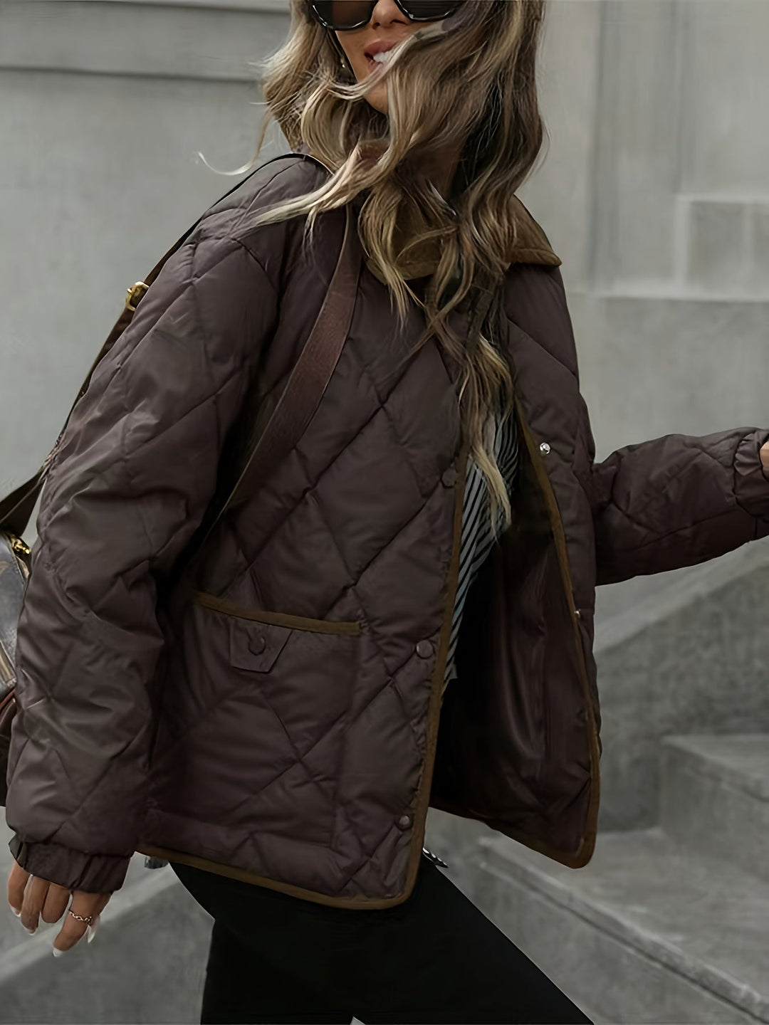 Calda giacca trapuntata donna imbottita, perfetta per inverno ed autunno, colore marrone caffè, collo contrasto.