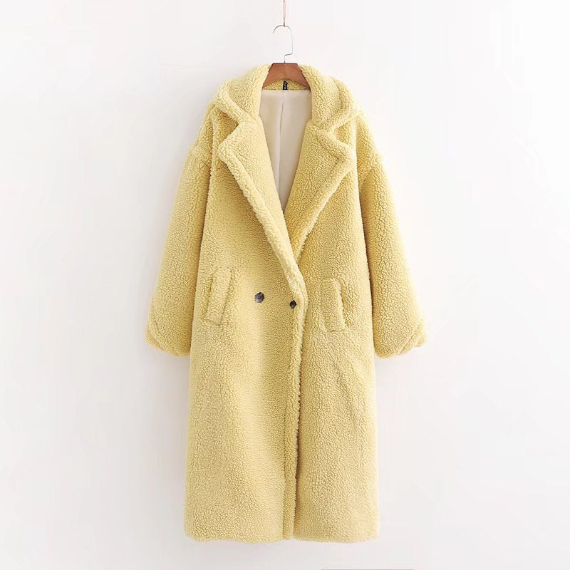 Cappotto lungo donna, caldo e confortevole, ideale come abbigliamento invernale elegante e avvolgente.