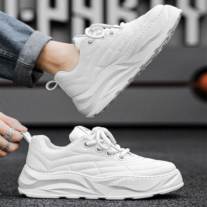 Sneakers uomo beige, nero e bianco. Scarpe da corsa con suola spessa per comfort e trazione durante l'attività sportiva.