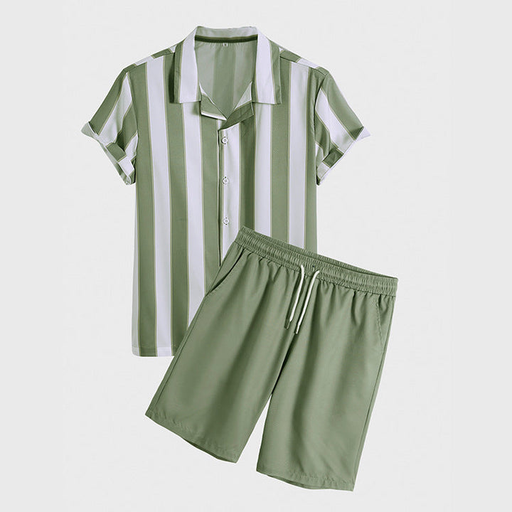 Completo uomo casual estivo due pezzi con camicia floreale verde e pantaloncini coordinati, perfetto per la moda mare.