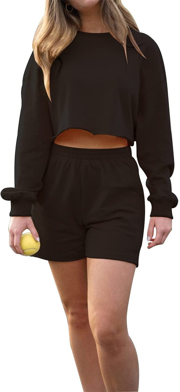 Completo sportivo donna due pezzi: maglione lungo e shorts comodi. Ideale per relax e abbigliamento casual.