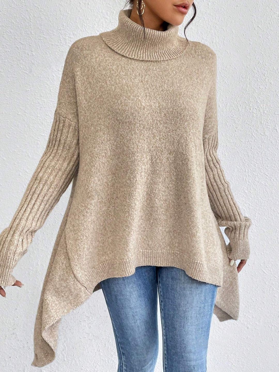 Dolcevita irregolare da donna, un capo moderno ed elegante con maniche lunghe per l'inverno.