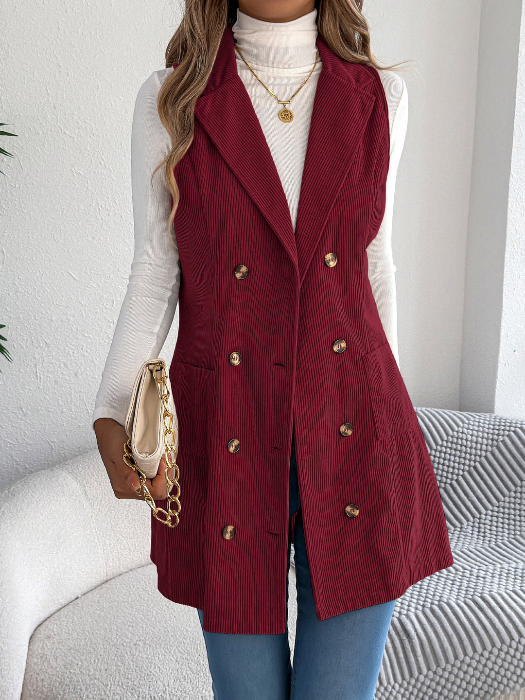 Gilet da donna elegante senza maniche, con tasche, ideale per un look versatile e moderno.
