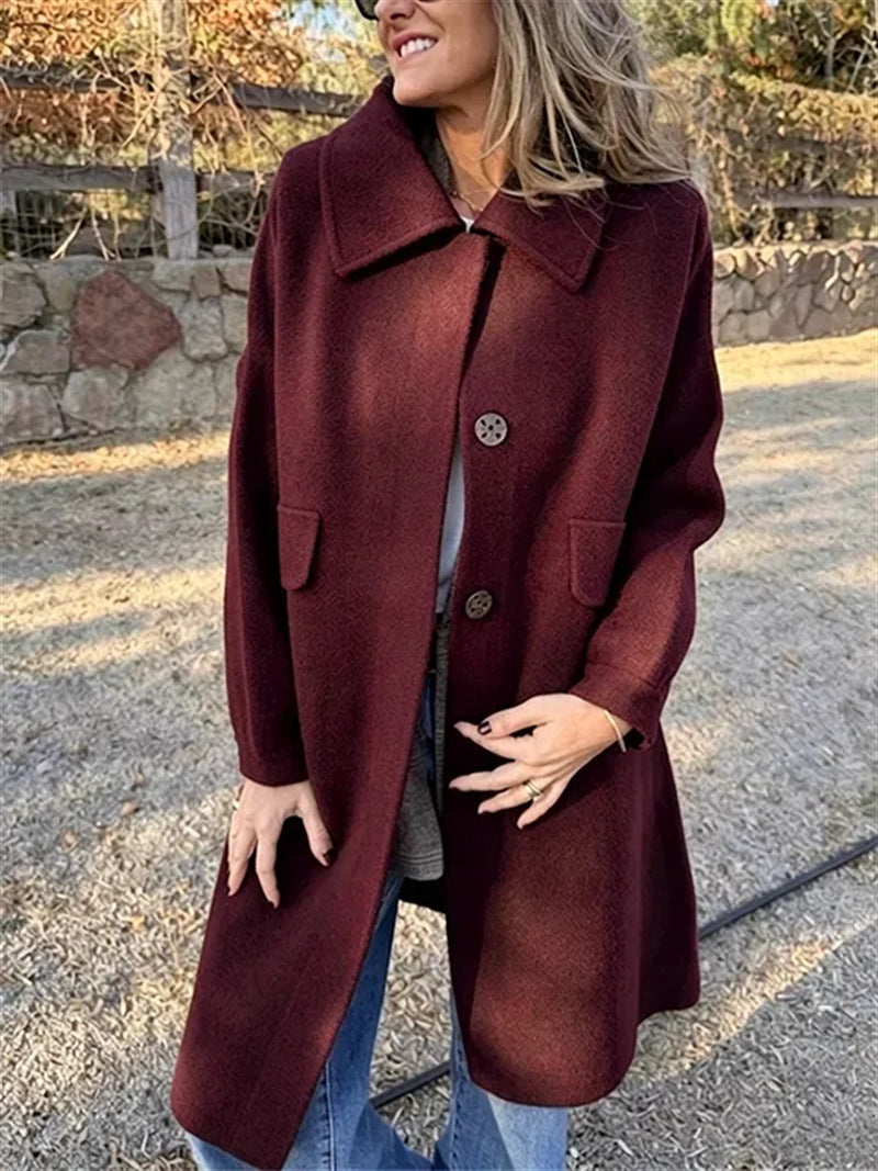Modella indossa giacca monopetto in lana da donna. Look elegante e casual, capospalla caldo per autunno inverno.
