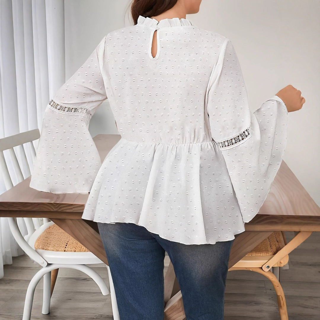 Camicia donna a maniche lunghe con campana, colore bianco puro, versatile per outfit eleganti e casual, taglie forti.
