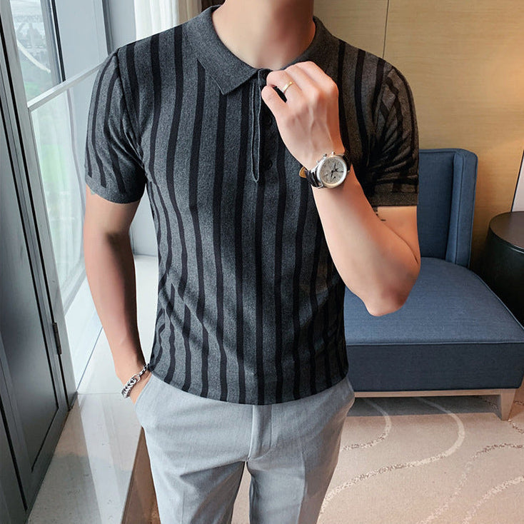 Polo uomo casual con distintive righe larghe, maniche corte e tessuto elasticizzato per comfort.