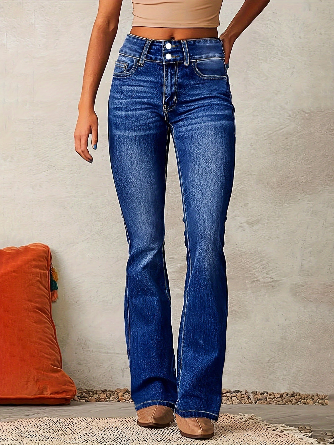 Dettaglio dei jeans flare donna a vita alta, mostrano la svasatura e il tessuto denim, per ogni outfit.