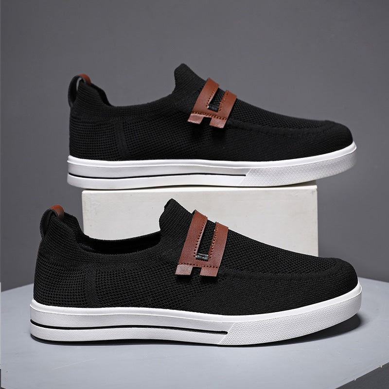 Sneakers uomo slip-on nere, leggere e traspiranti, ideali per comfort e camminata quotidiana.