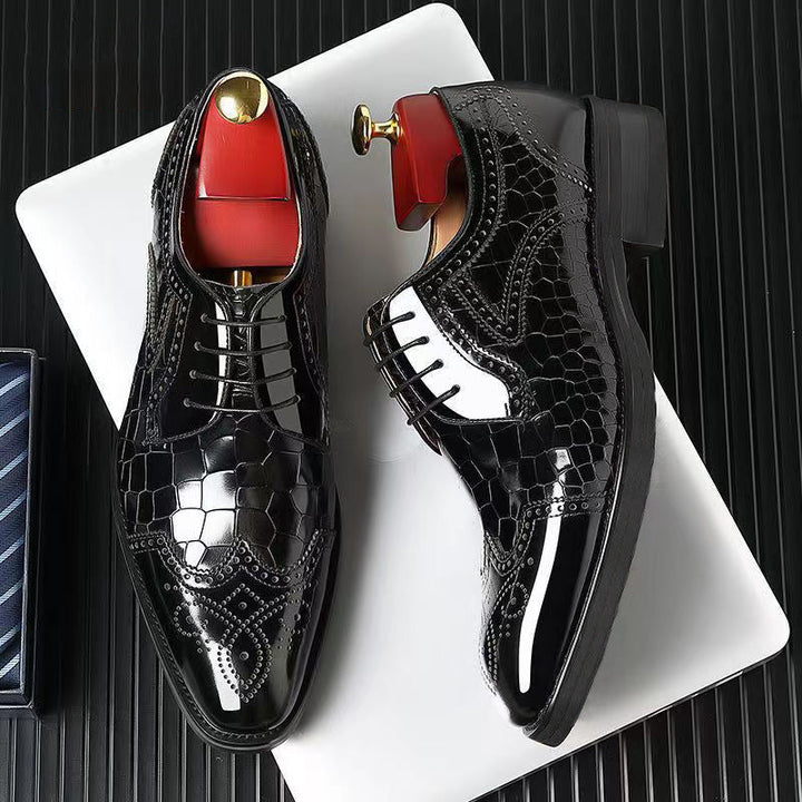 Eleganti scarpe business uomo Oxford Brogue color rosso vino. Calzature formali a punta quadrata con lacci.
